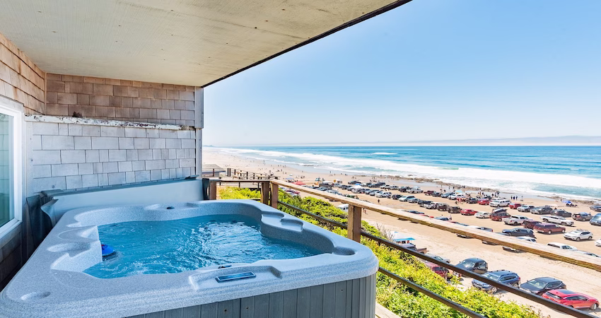 Seagull Beachfront Inn Seagull Beachfront Inn balcony hot tub with ocean views just steps from the Pacific.